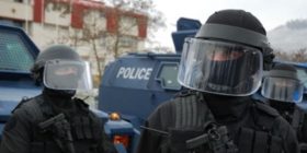Arrestimi, Shullazi ia hoqi maskën policit: “Të njoh shumë mirë kush je”!