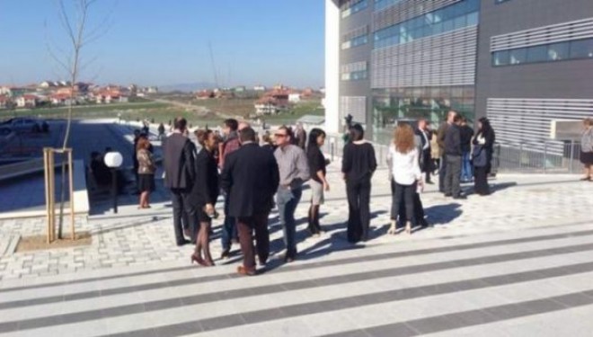 Punëtorët e Pallatit të Drejtësisë: O kushte, o do ta ndërpresim punën