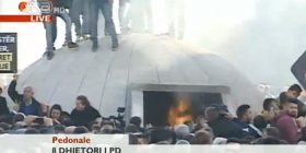 Eskalon protesta në Tiranë, i vihet flaka bunkerit para MPB-së (livestream)