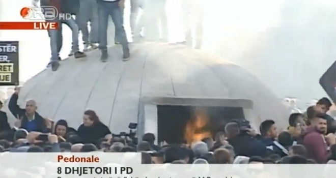 Eskalon protesta në Tiranë, i vihet flaka bunkerit para MPB-së (livestream)