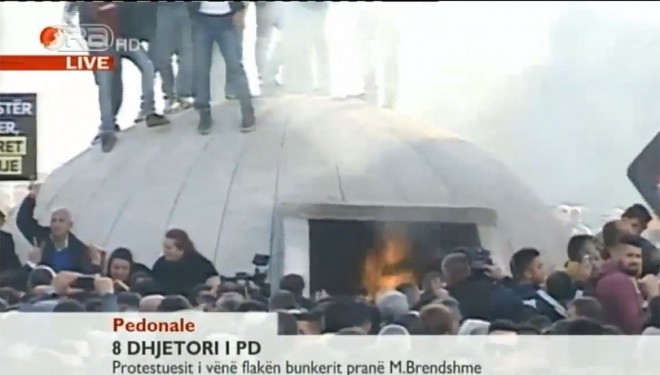 Eskalon protesta në Tiranë, i vihet flaka bunkerit para MPB-së (livestream)