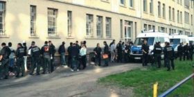 I kërcënojnë azilantët kosovarë me pushkë automatike