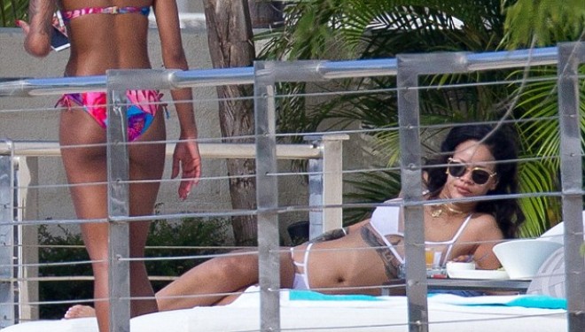 FOTOT/ Pushimet seksi të Rihannas