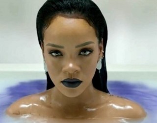 Rihanna e zhveshur promovon albumin e ri (VIDEO)
