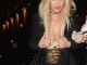Pasi i doli aksidentalisht thithka Rita Ora e nxjerr vetë gjoksin (Foto)