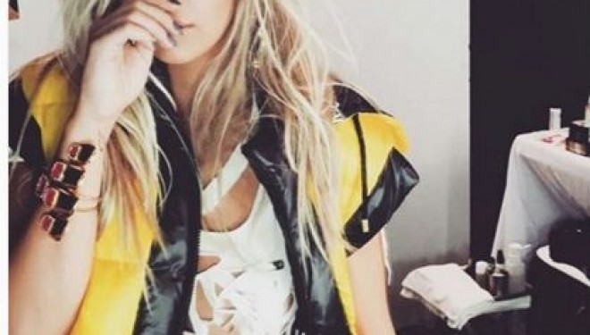 Rita Ora helmohet në Hong Kong…
