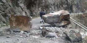 Shemben gurë të mëdhenj rrugës për Reqan (Foto)