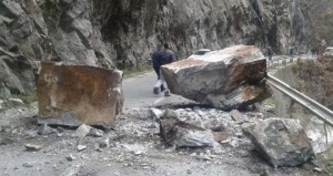 Shemben gurë të mëdhenj rrugës për Reqan (Foto)
