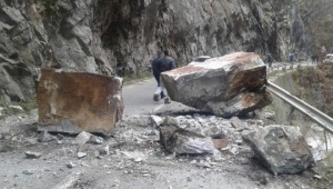 Shemben gurë të mëdhenj rrugës për Reqan (Foto)