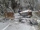 Shemben gurë të mëdhenj rrugës për Reqan (Foto)