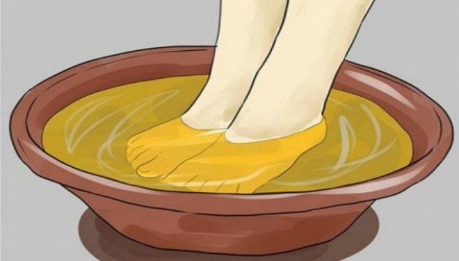 Për të eliminuar aromën e pakëndshme të këmbëve, përdorni këtë përzierje