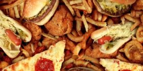 Pesë mënyra si të reduktoni dëshirën për ushqim