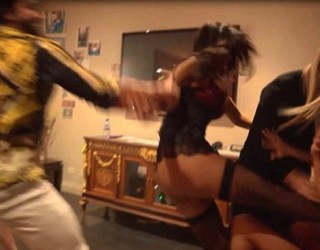 Plas sherri mes vajzave seksi në vilën e miliarderit (Video)