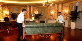 Foto-lajm: Kur kryetari i bashkisë i bën vetë punët e zyrës