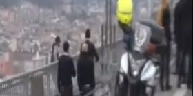 Erdogan bëhet shkaktar të mos bëjë vetëvrasje një i ri në urën e bosforit (Video)