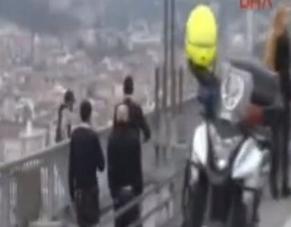 Erdogan bëhet shkaktar të mos bëjë vetëvrasje një i ri në urën e bosforit (Video)