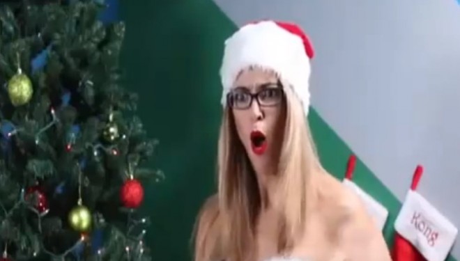 Vajzat këndojnë “Silent Night” të ulura mbi… vibrator (Video+18)