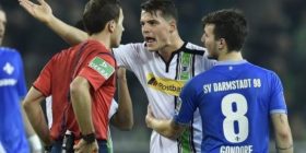 E tepron Xhaka, godet me shkelm kundërshtarin dhe ndëshkohet me të kuq (Video)