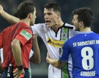 E tepron Xhaka, godet me shkelm kundërshtarin dhe ndëshkohet me të kuq (Video)