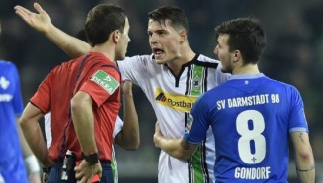 E tepron Xhaka, godet me shkelm kundërshtarin dhe ndëshkohet me të kuq (Video)