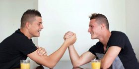 Xhaka kundër Xhakës, babai kryqëzon gishtat: Barazojnë dhe kualifikohen të dy