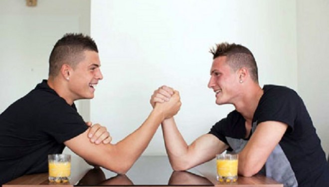Xhaka kundër Xhakës, babai kryqëzon gishtat: Barazojnë dhe kualifikohen të dy