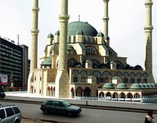 Ja si do të duket Xhamia më e madhe në Kosovë, kritikohet Naim Tërnava