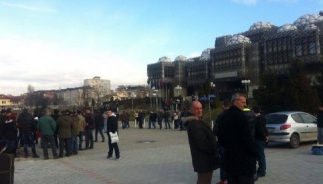 Protestuesit kanë filluar të grumbullohen tek Bibloteka Kombëtare (FOTO)