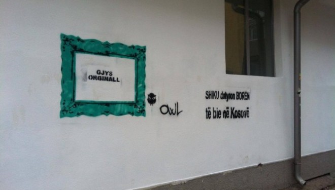 “SHIKU detyron borën të bie në Kosovë”, grafiti më i ri në Prishtinë (Foto)