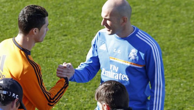 Zidane drejton seancën e parë me Realin