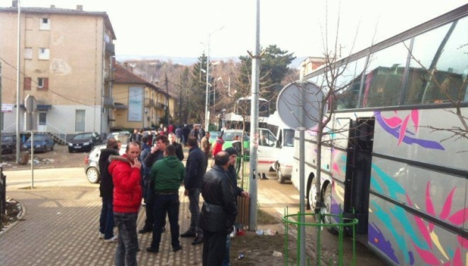 Nisen autobusët me protestues drejt Prishtinës (FOTO)