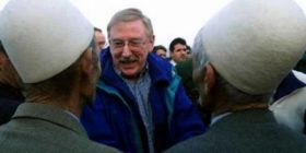 Komuna e Deçanit nderonë ish-ambasadorin Walker me çmimit “Shkëlzen Haradinaj”