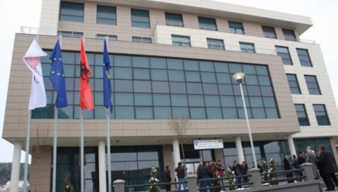 Administrata e Komunës në Skenderaj e ndërpret grevën