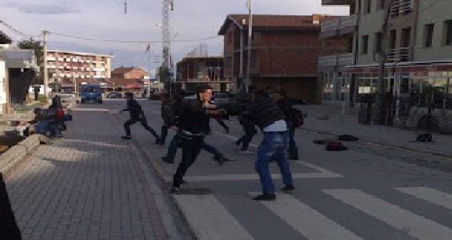 Gjakovë: Dy meshkuj rrahin dy femra në mes të rrugës