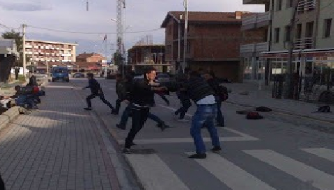 Gjakovë: Dy meshkuj rrahin dy femra në mes të rrugës