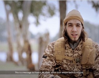 E tmerrshme: Terroristët e ISIS’it duke hequr koka para se të kryenin sulmin në Paris (+18)