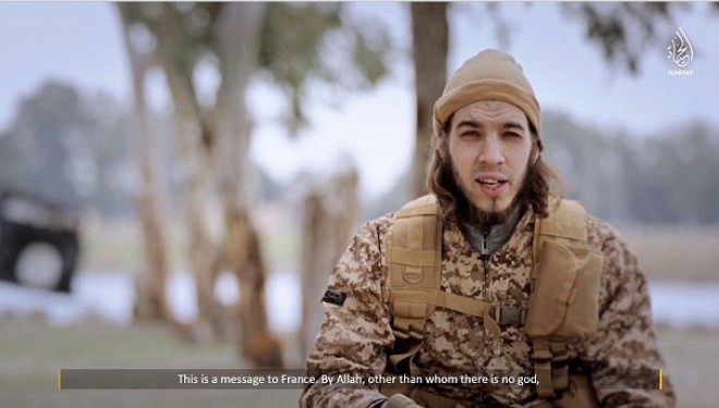 E tmerrshme: Terroristët e ISIS’it duke hequr koka para se të kryenin sulmin në Paris (+18)