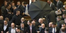 Politikë,komedi e satirë, nën hijen e gazit lotsjellës