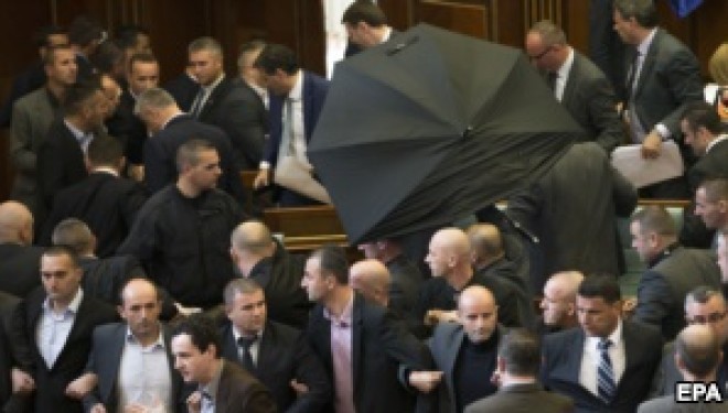 Politikë,komedi e satirë, nën hijen e gazit lotsjellës