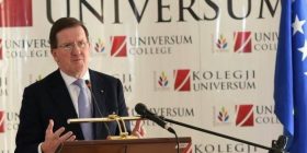 Robertson në Poklek ku paramilitarë serbë dogjën fëmijë e pleq