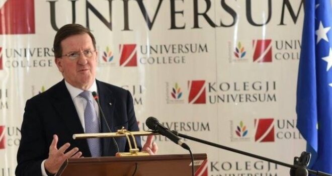 Robertson në Poklek ku paramilitarë serbë dogjën fëmijë e pleq