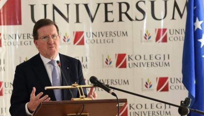 Robertson në Poklek ku paramilitarë serbë dogjën fëmijë e pleq