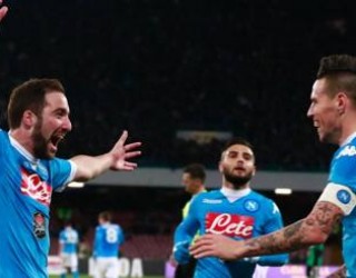 Napoli “fluturon” në krye, mposht Sassuolon