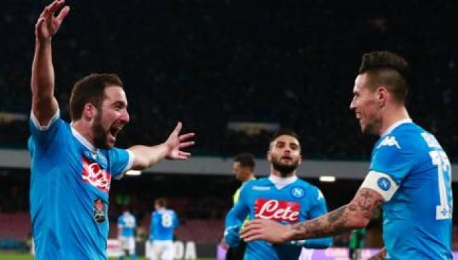 Napoli “fluturon” në krye, mposht Sassuolon