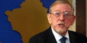 Walker: Duhet me u përly me baltë për me ndërtue Kosovën