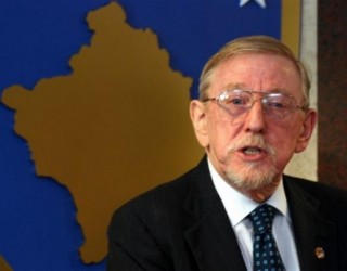 Walker: Duhet me u përly me baltë për me ndërtue Kosovën