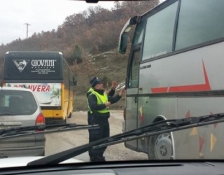 AAK: Policia po i pengon protestuesit gjatë rrugës