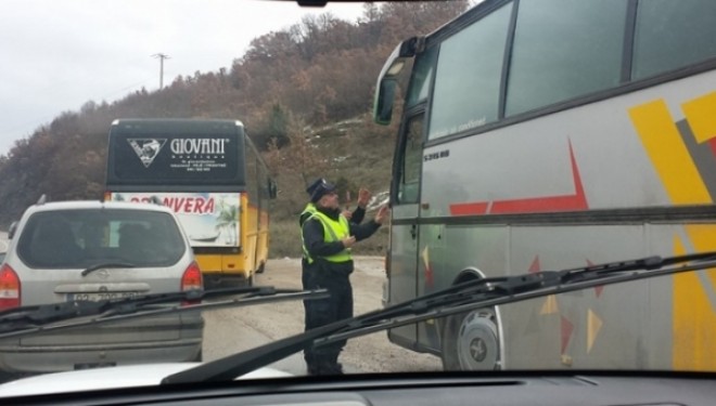 AAK: Policia po i pengon protestuesit gjatë rrugës