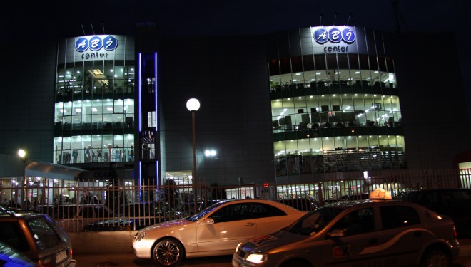 Kushtëzime të çuditshme për punëtorët e “Abi Center”