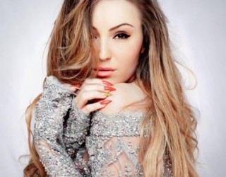 Adelina Berisha provokative në të zeza / FOTO